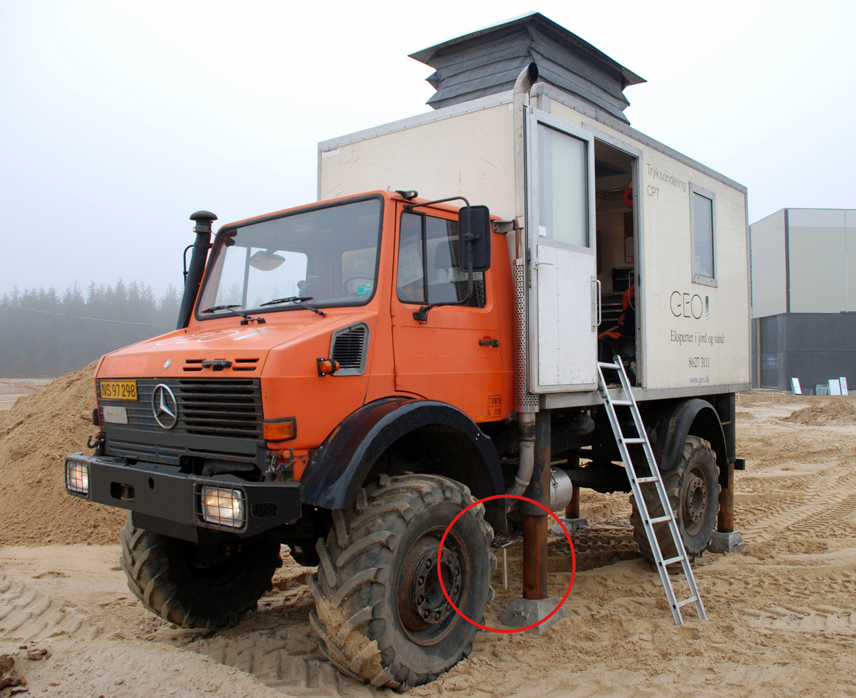 Figur 30. Billede af en sonde monteret i en speciel bil med hul i vognbunden