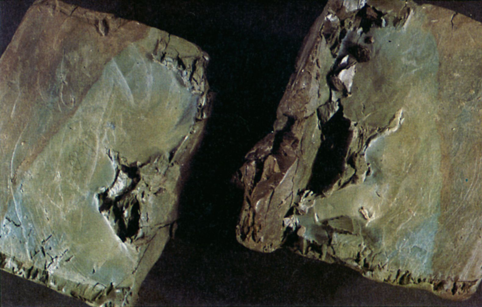 Figur 39 viser ler  (af tertiær alder). Yderst velsorteret, meget fedt (finkornet) ler, der er helt uden iblandinger af grovere fraktioner. 