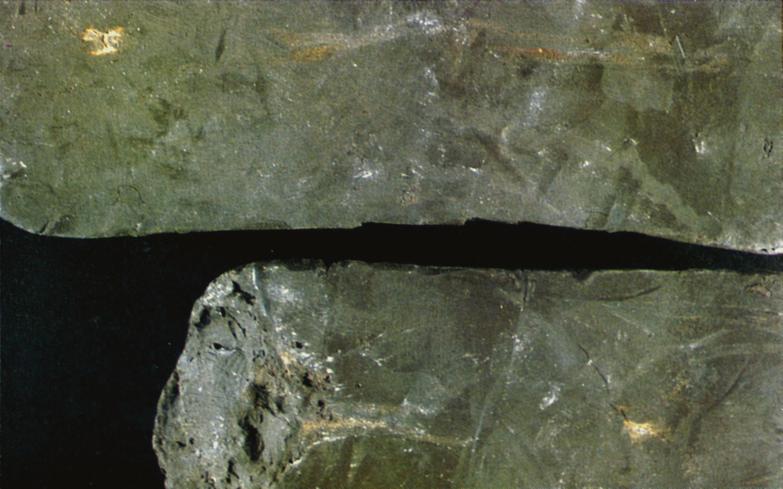 Figur 43 viser ler (af senglacial alder). Velsorteret smeltevandsler, der normalt er uden iblandinger af andre kornfraktioner, men undertiden ses underordnede, lokale finsandssmører og/eller enkelte gruskorn