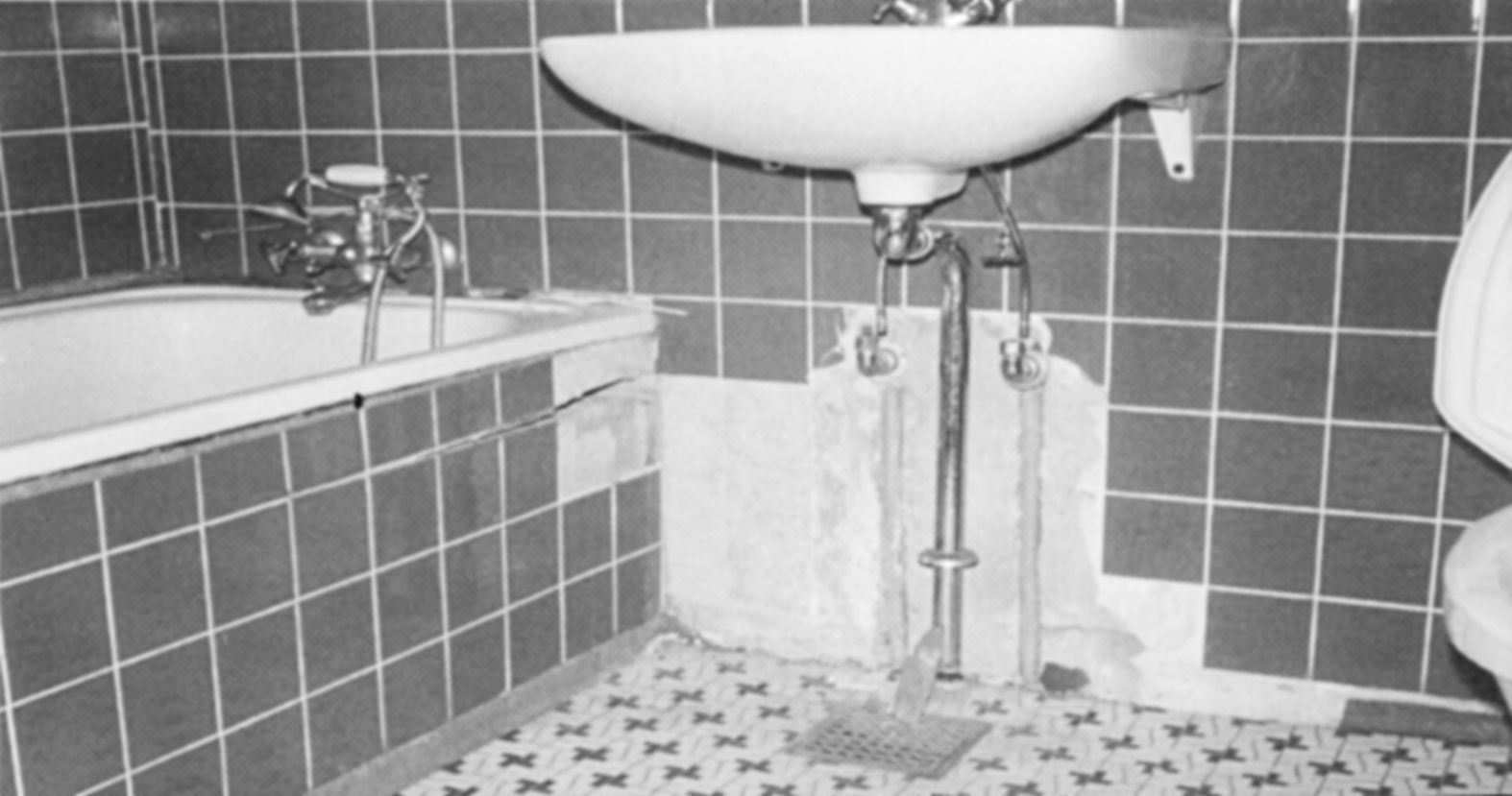 Figur 50 viser, at selv mindre sætninger kan føre til skader i følsomme bygningsdele. Her er vist et eksempel, hvor der er sket skade på både gulv, badekar, flisevæg og vandledninger i et badeværelse.