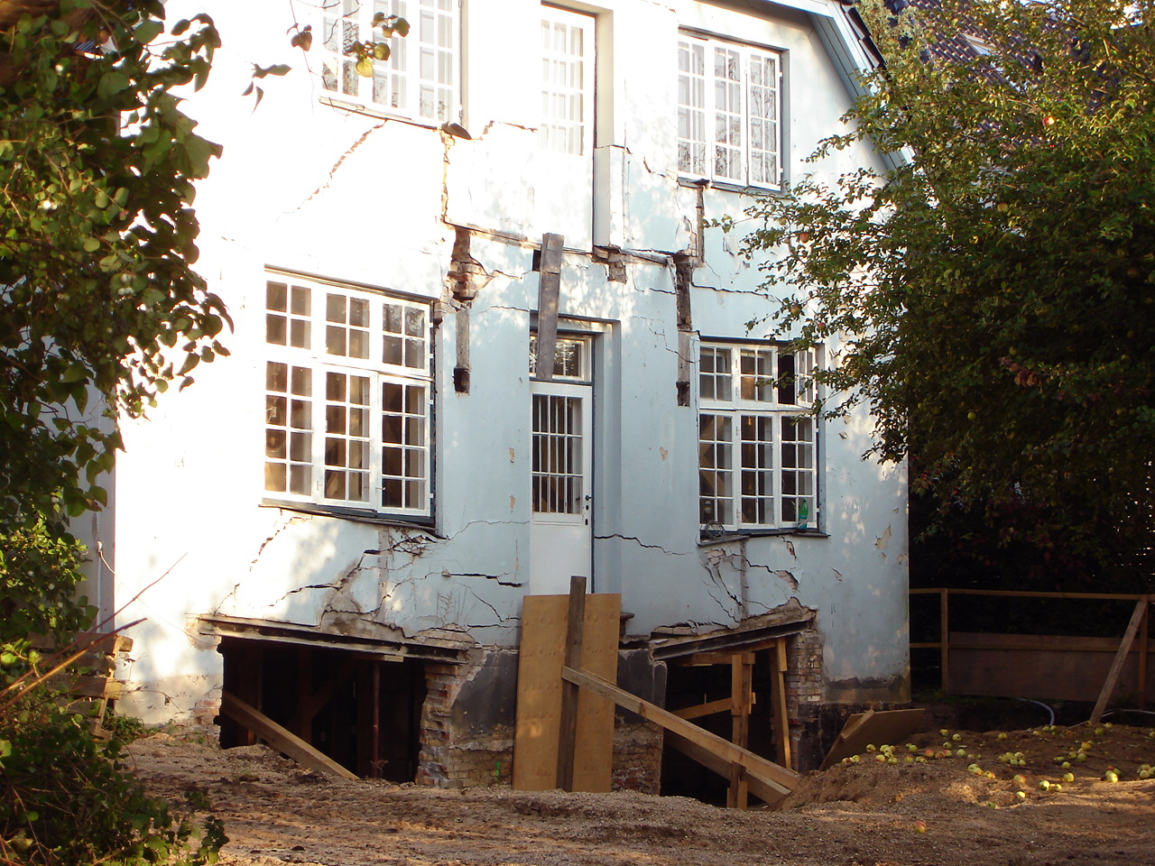 Figur 51 viser. at før ombygning, der medfører udgravninger nær de eksisterende fundamenter eller væsentlige omrokeringer af belastningsforholdene, skal en geoteknisk specialist vurdere, hvordan utilsigtede skader undgås.